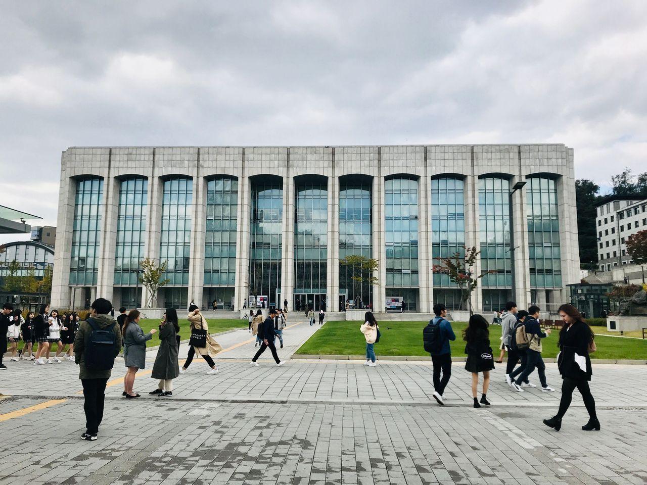 延世大学一栋现代化的教学大楼，学生穿梭其中，展现出校园的活力。